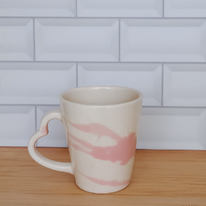 Taza Cónica asa corazón vainilla veteada con rosa